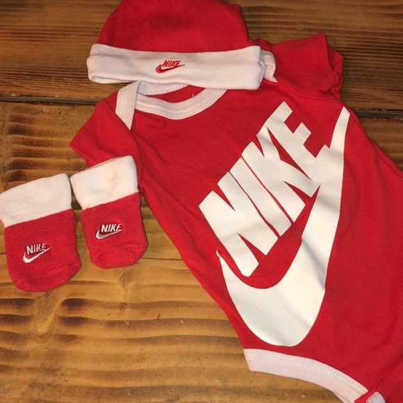 Nike Infant onesie set red and white baby set hat gloves and bodysuit 0-6M - Picture 2 of 6